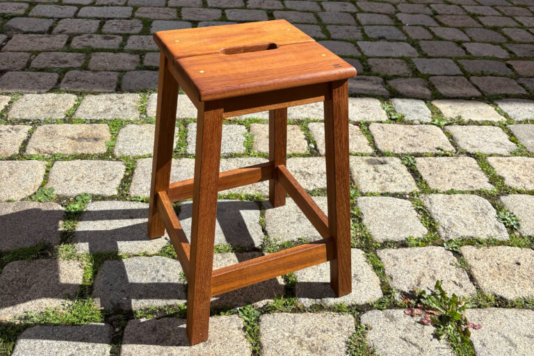 Handgemachter Massivholz Hocker im französichen Design.