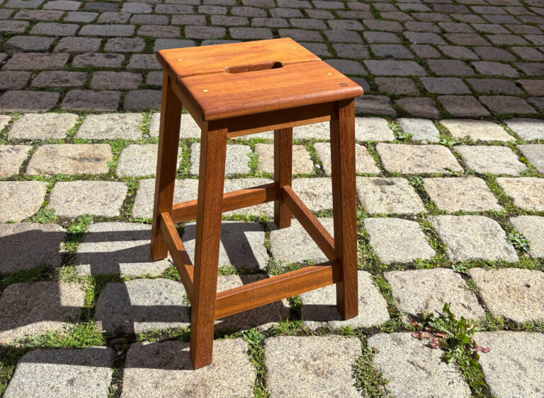 Handgemachter Massivholz Hocker im französichen Design.
