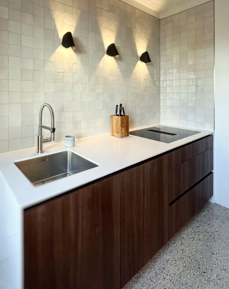 Marokkanische Fliesen, Designküche mit Silestone und Nussbaum Walnuss