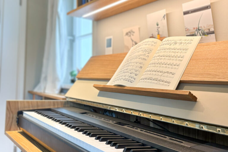 Piano Musikmöbel mit staubdichter Klappe mit Notenständer aus Linoleum und Eiche mit LED Beleuchtung