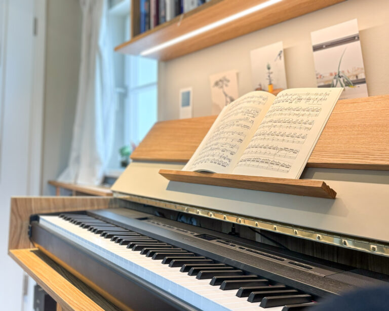 Piano Musikmöbel mit staubdichter Klappe mit Notenständer aus Linoleum und Eiche mit LED Beleuchtung