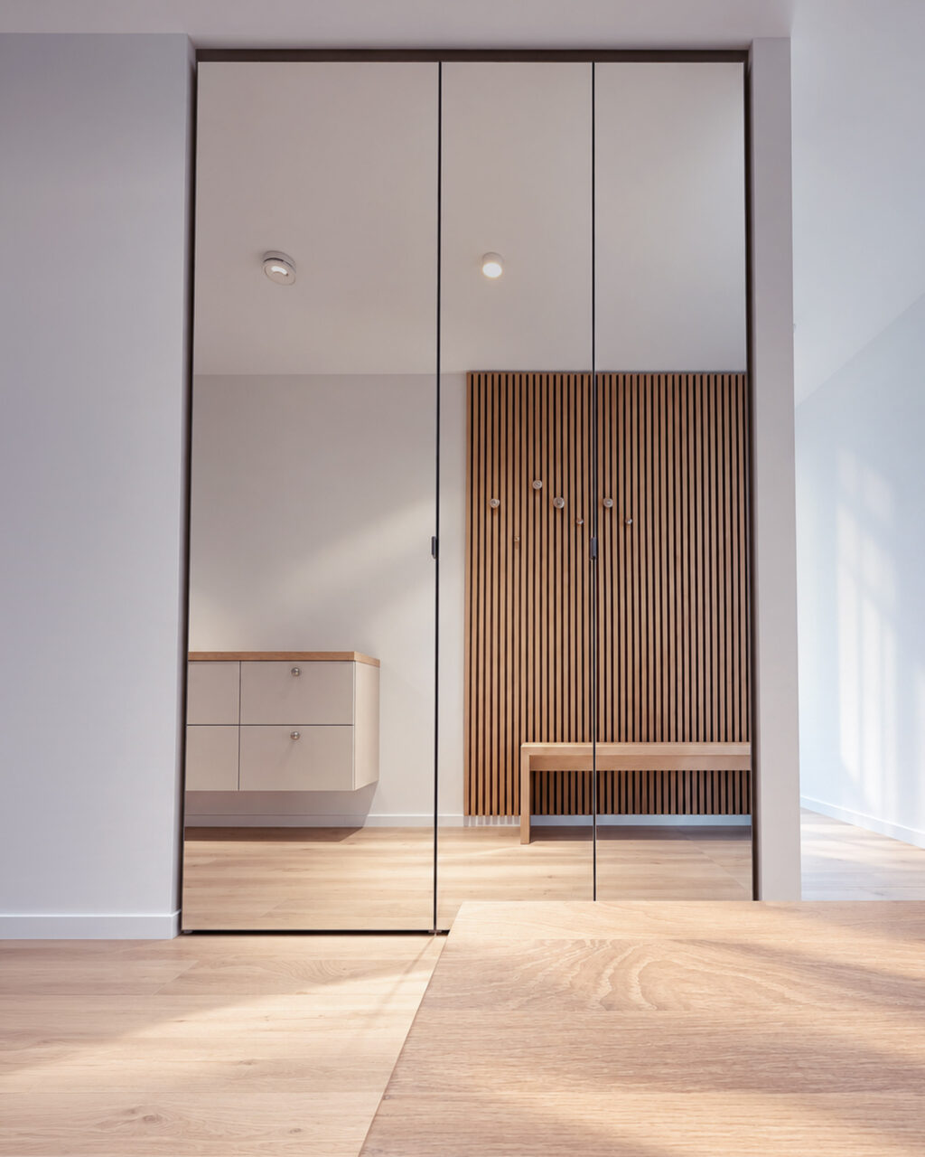 Spiegeltüren am Garderobenschrank.