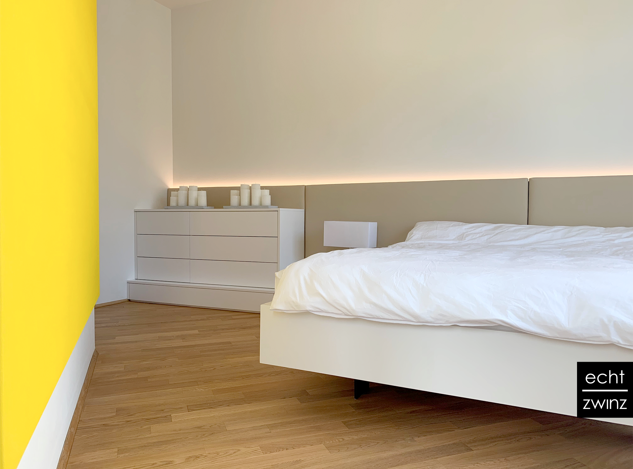 weißes Schlafzimmer gelbe Wand indirektes Licht LED